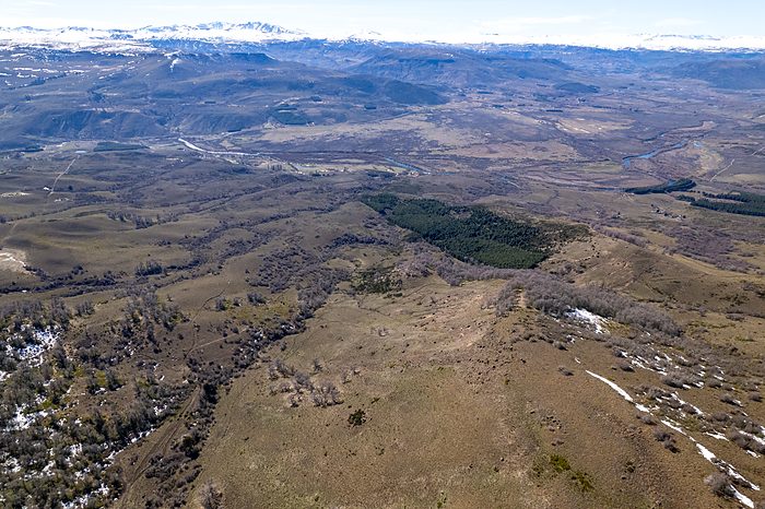 Cordillera, valle y praderas desde el aire.