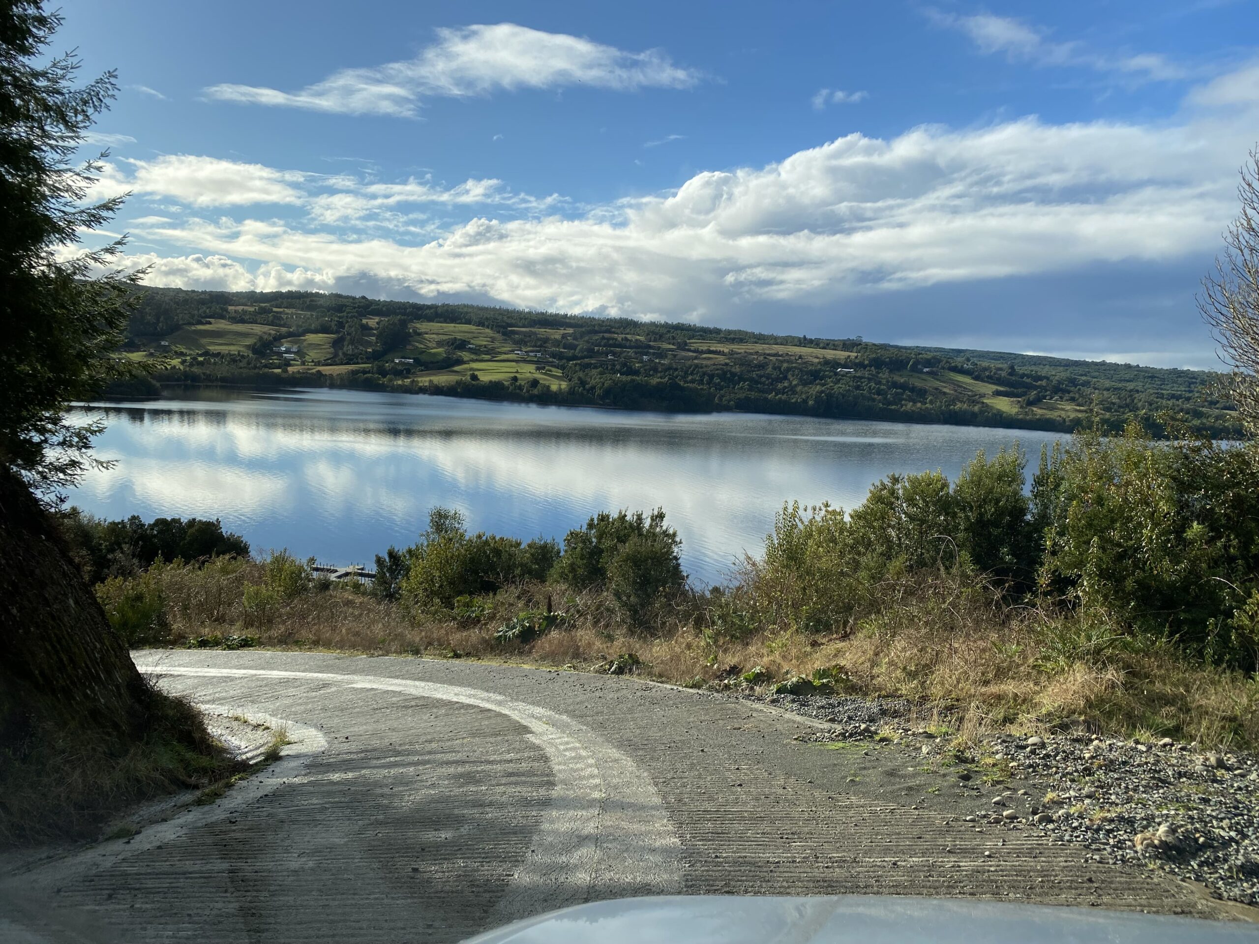 Camino interior de Costa Natri con vista al lago